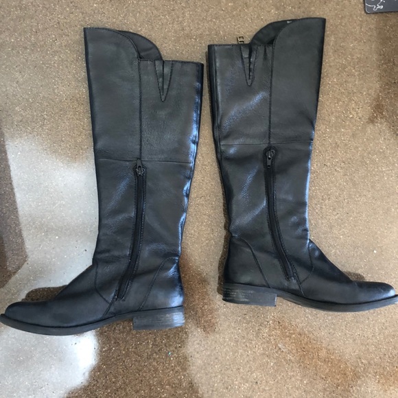 Also Shawny riding tall boots - Picture 3 of 5